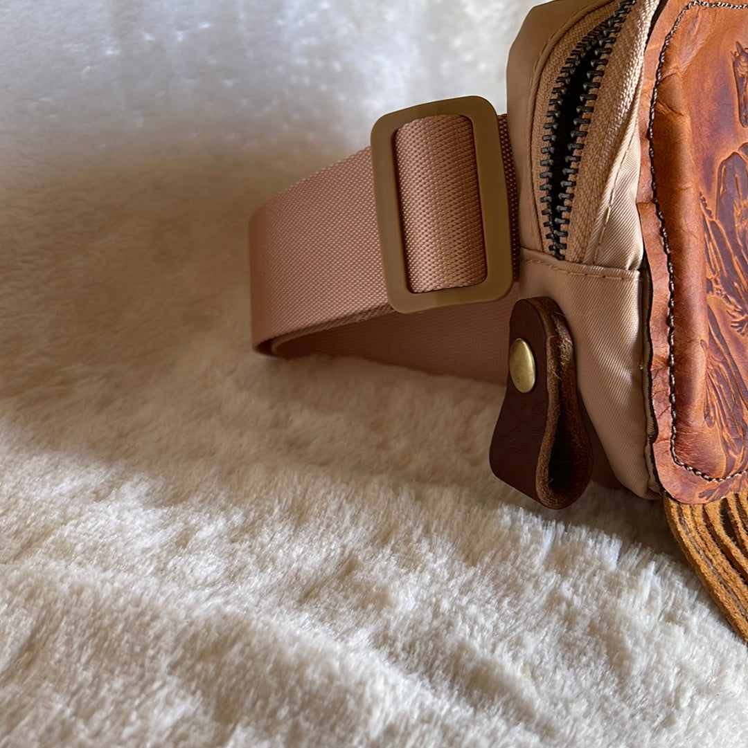 Running horse belt bag w/ fringe